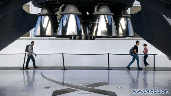 好意思国加州霍桑市 SpaceX 厂区外展出的猎鹰 9 号可回收火箭助推器